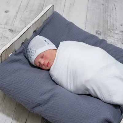 Mušelínové pleny Hvězdička šedá - bílá vyrobené z mimořádně jemné 100% bavlny. Ilustrační live foto. Od českého výrobce ESITO.