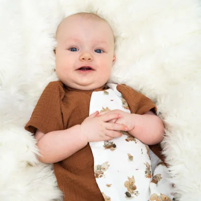 Letní overal pro miminko Veverka BIO mušelín. Kvalitní kojenecké oblečení pro miminka od ESITO.