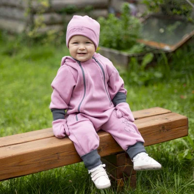 Teplákový overal rostoucí Warmkeeper Cyclamen pink ilustrační foto od českého výrobce Esito.