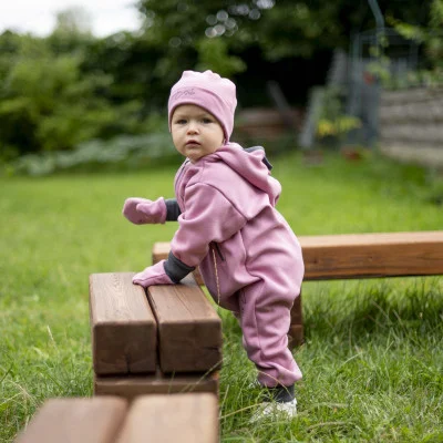 Teplákový overal rostoucí Warmkeeper Cyclamen pink ilustrační foto od českého výrobce Esito.