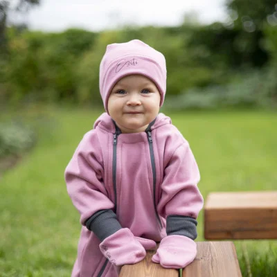 Teplákový overal rostoucí Warmkeeper Cyclamen pink ilustrační foto od českého výrobce Esito.