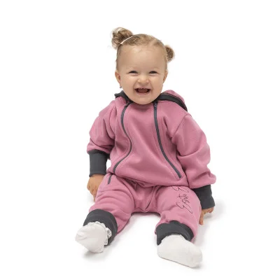 Teplákový overal rostoucí Warmkeeper Cyclamen pink ilustrační foto od českého výrobce Esito.