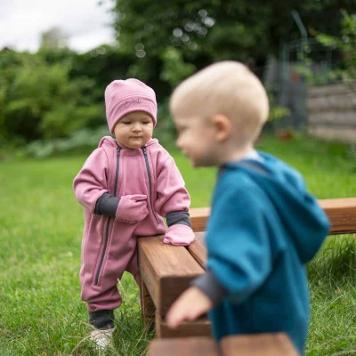 Teplákový overal rostoucí Warmkeeper Cyclamen pink ilustrační foto od českého výrobce Esito.