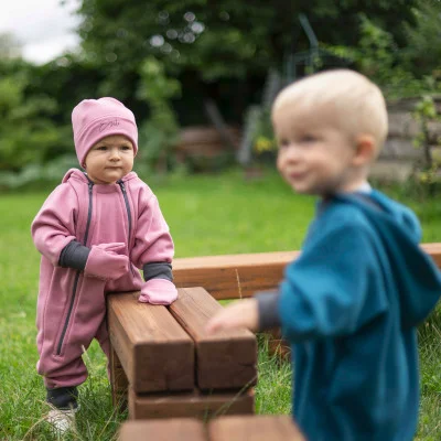 Teplákový overal rostoucí Warmkeeper Cyclamen pink ilustrační foto od českého výrobce Esito.