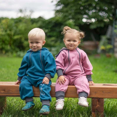 Teplákový overal rostoucí Warmkeeper Cyclamen pink ilustrační foto od českého výrobce Esito.