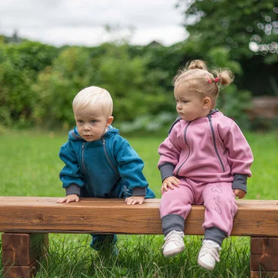 Teplákový overal rostoucí Warmkeeper Cyclamen pink ilustrační foto od českého výrobce Esito.