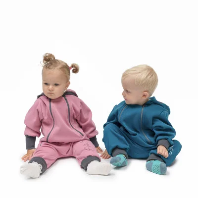 Teplákový overal rostoucí Warmkeeper Petrol ilustrační foto od českého výrobce Esito.