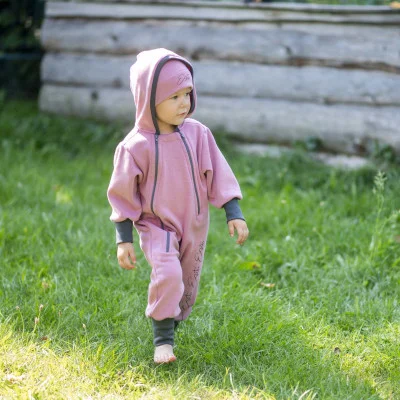 Teplákový overal rostoucí Warmkeeper Cyclamen pink ilustrační foto od českého výrobce dětského oblečení Esito.