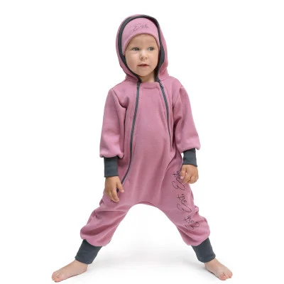 Teplákový overal rostoucí Warmkeeper Cyclamen pink ilustrační foto od českého výrobce dětského oblečení Esito.