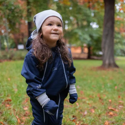 Rostoucí zimní softshellová kombinéza Lamb Navy Blue od českého výrobce dětského oblečení Esito.
