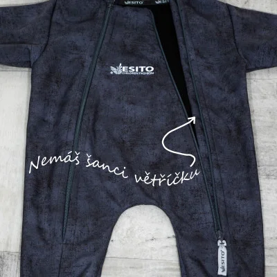 Rostoucí softshellová kombinéza s fleecem Dinoušek. Handmade od českého výrobce dětského oblečení ESITO.