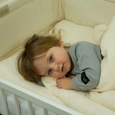 Luxusní mantinel mušelín do postýlky Cream live foto od českého výrobce Esito.