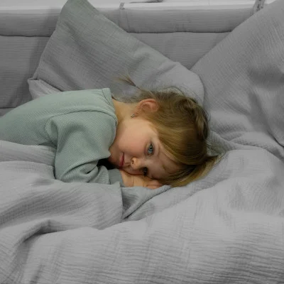 Luxusní mantinel mušelín do postýlky Dove grey live foto od českého výrobce Esito.