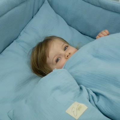 Luxusní mantinel mušelín do postýlky Blue live foto od českého výrobce Esito.