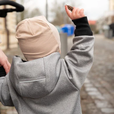 Rostoucí softshellová kombinéza s fleecem Šedý melír live foto. Handmade od českého výrobce dětského oblečení ESITO.