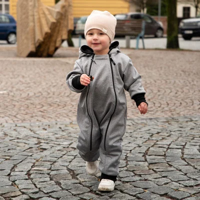 Rostoucí softshellová kombinéza s fleecem Šedý melír live foto. Handmade od českého výrobce dětského oblečení ESITO.