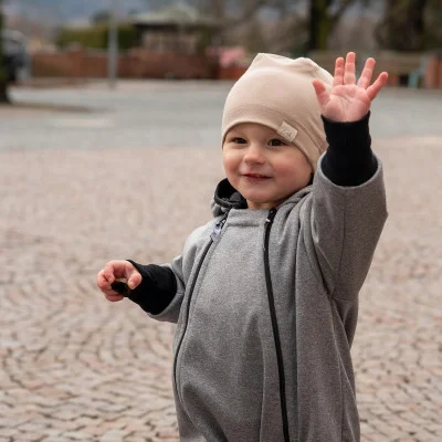 Rostoucí softshellová kombinéza s fleecem Šedý melír live foto. Handmade od českého výrobce dětského oblečení ESITO.