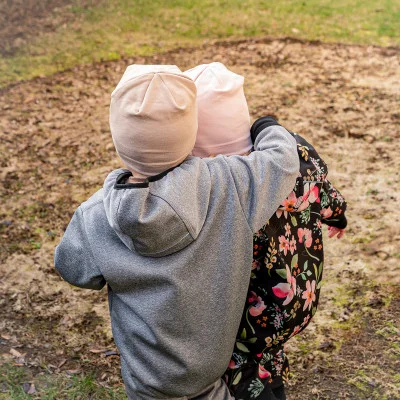Rostoucí softshellová kombinéza s fleecem Šedý melír live foto. Handmade od českého výrobce dětského oblečení ESITO.