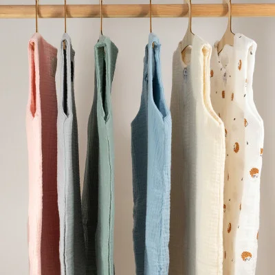 Mušelínový spací pytel s nohavicemi ilustrační foto všech barev od českého výrobce dětského oblečení Esito.