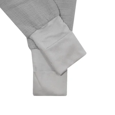 Mušelínový spací pytel s nohavicemi Dove grey detail na překrytí nožičky od českého výrobce dětského oblečení a vybavení Esito.