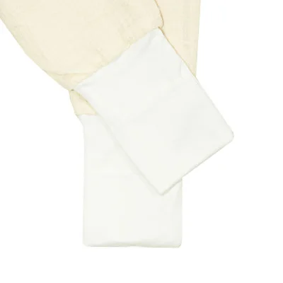 Mušelínový spací pytel s nohavicemi Cream detail na překrytí nožičky od českého výrobce dětského oblečení a vybavení Esito.