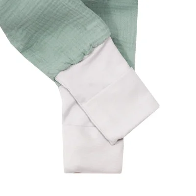 Mušelínový spací pytel s nohavicemi Olive detail na překrytí nožičky od českého výrobce dětského oblečení a vybavení Esito.