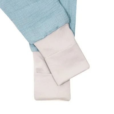 Mušelínový spací pytel s nohavicemi Blue detail na překrytí nožičky od českého výrobce dětského oblečení Esito.