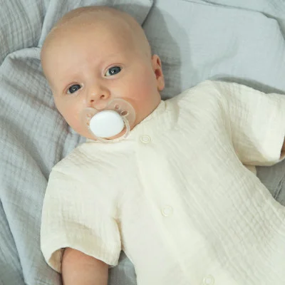 Letní overal pro miminko mušelín Cream live foto od českého výrobce dětského oblečení Esito.