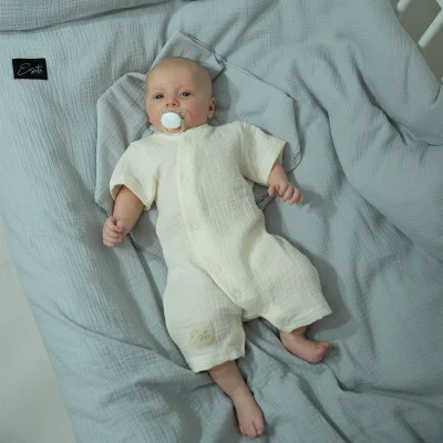 Letní overal pro miminko mušelín Cream live foto od českého výrobce dětského oblečení Esito.