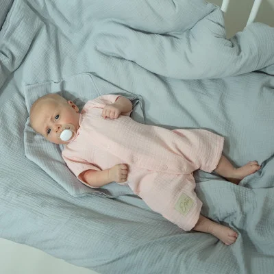 Letní overal pro miminko mušelín Pink live foto od českého výrobce dětského oblečení Esito.