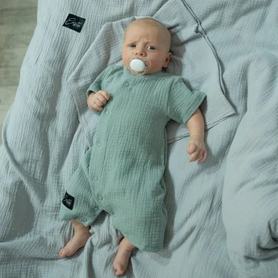 Letní overal pro miminko mušelín Olive live foto od českého výrobce dětského oblečení Esito. 