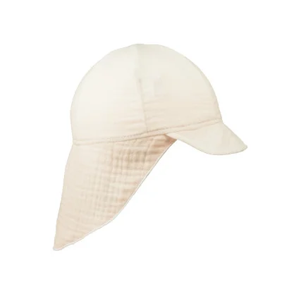 Kšiltovka s krytím krku mušelín Cream od českého výrobce dětského oblečení Esito.