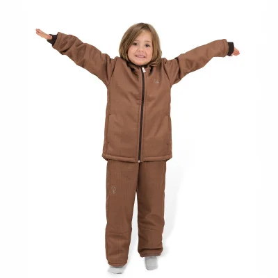 Ilustrační foto dětská zimní softshellová bunda s beránkem Brown a oteplovačky od českého výrobce Esito.