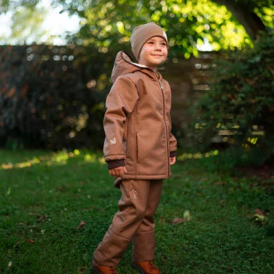 Live foto dětská zimní softshellová bunda s beránkem Brown a oteplovačky od českého výrobce Esito.