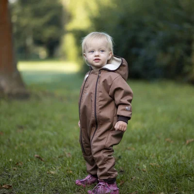 Rostoucí zimní softshellová kombinéza Lamb Brown live foto od českého výrobce dětského oblečení Esito.