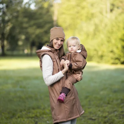 Rostoucí zimní softshellová kombinéza Lamb Brown live foto od českého výrobce dětského oblečení Esito.