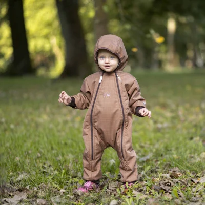 Rostoucí zimní softshellová kombinéza Lamb Brown live foto od českého výrobce dětského oblečení Esito.