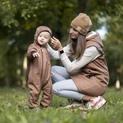 Rostoucí zimní softshellová kombinéza Lamb Brown live foto od českého výrobce dětského oblečení Esito.