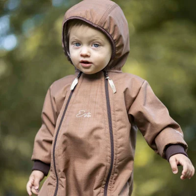 Rostoucí zimní softshellová kombinéza Lamb Brown live foto od českého výrobce dětského oblečení Esito.