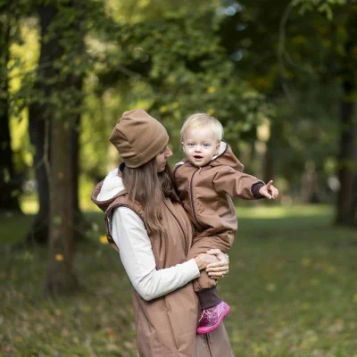 Rostoucí zimní softshellová kombinéza Lamb Brown live foto od českého výrobce dětského oblečení Esito.