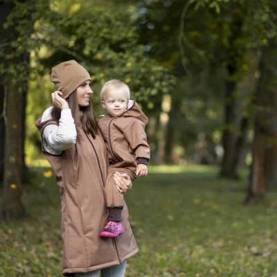 Rostoucí zimní softshellová kombinéza Lamb Brown live foto od českého výrobce dětského oblečení Esito.