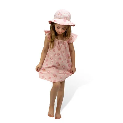 Dívčí klobouk mušelín Flower ilustrační foto společně s šaty od českého výrobce oblečení Esito.