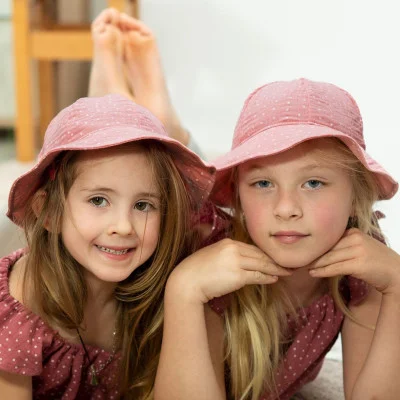 Dívčí klobouk mušelín Cameo pink DOT live foto od českého výrobce oblečení Esito.