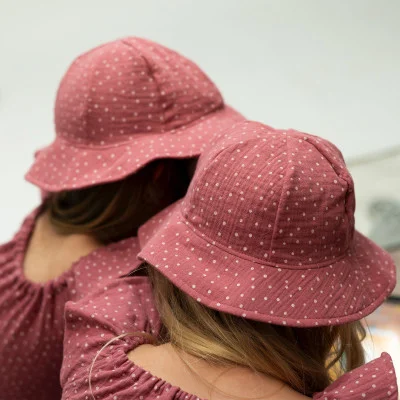 Dívčí klobouk mušelín Ruby DOT live foto od českého výrobce dětského oblečení Esito.