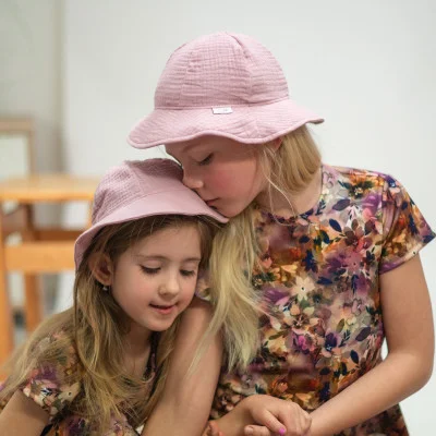 Dívčí klobouk mušelín Powder pink live foto od českého výrobce oblečení Esito.