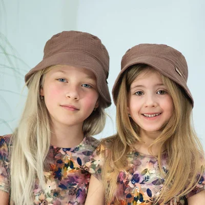 Klobouk mušelín Brown live foto od českého výrobce oblečení Esito.