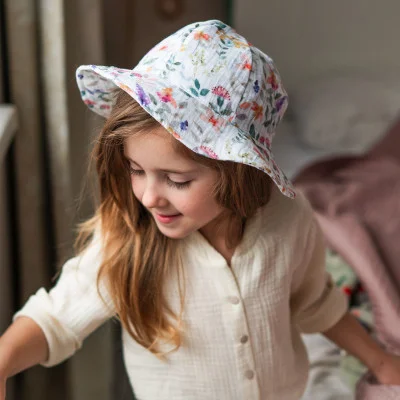 Dívčí klobouk mušelín Meadow live foto od českého výrobce Esito.