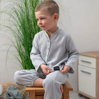 Dětské mušelínové kalhoty Luca Dove Grey live foto s náhledem na komplet s košilí od českého výrobce Esito.