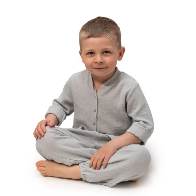 Dětské mušelínové kalhoty Luca Dove Grey live foto s náhledem na komplet s košilí od českého výrobce Esito.