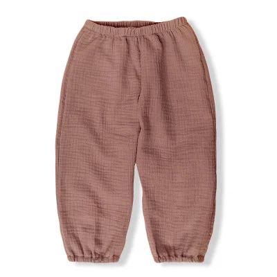 Dětské mušelínové kalhoty Luca Brown s košilí od českého výrobce Esito.